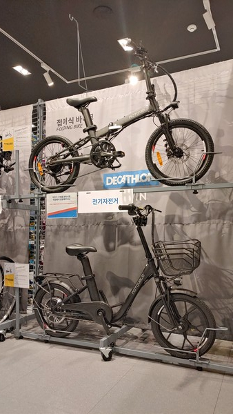 모토벨로 인기상품인 전기자전거 XG7, XT8 엣지도 매장에서 만나볼 수 있다