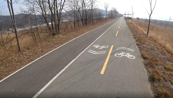 기이한 자전거우선도로. 왼쪽 차도보다 오른쪽 자전거도로 노면이 더 좋다. 구미의 시설과 관리는 상주를 능가한다  