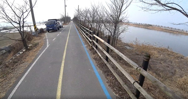 둑길은 자동차도 다닐 수 있는 '자전거 우선도로'이므로 간혹 지나는 자동차에 주의해야 한다 