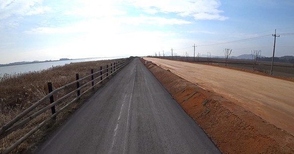 공사중인 둑길. 왼쪽의 자전거도로와 오른쪽 차도가 단차를 두고 개설된다 