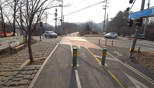 샛터삼거리의 갈림길. 직진은 서울 태릉으로 가는 경춘선 자전거길로 잘못 들어서기 쉽다(북한강길은 좌회전)