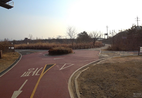 네 갈래길이 모여드는 자전거도로 로터리(북한강철교 아래)