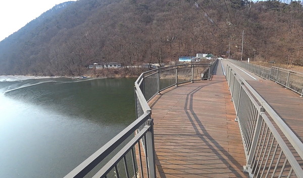남한강 지류인 달천을 건너는 괴강교. 옛날에는 34번 국도가 지났다 