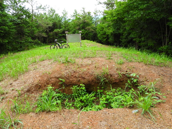밭섬고분 인근에 있는 독수리봉고분군. 본구는 평탄화되었으나 2기의 묘실이 확인되었다 