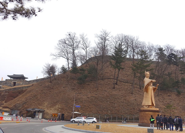공주 공산성 서문인 금서루 아래에 웅진시대를 부흥시킨 무령왕의 동상이 새로 세워졌다 
