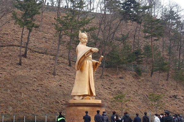 웅진시대 부흥군주인 무령왕 동상이 공산성 아래에 새로 세워졌다 