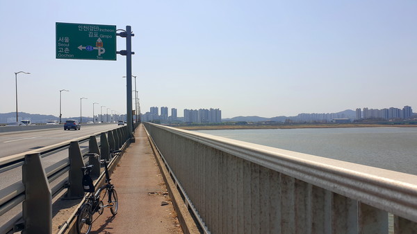 일산대교는 갓길이 있는 일반 교량이어서 자전거로 건널 수 있다 