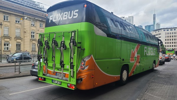 독일의 대중교통은 항상 자전거를 배려한다. 5대의 자전거 거치대를 후면에 장착한 버스 