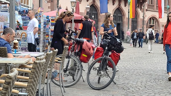 뢰머광장에서 만난 자전거 여행자. e바이크는 부담 없이 많은 짐을 실을 수 있어 자전거여행의 최고 동반자가 되고 있다 