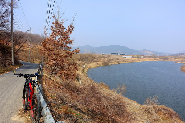 왕진나루 근처 샛강을 지나는 강변길. 금강 서편은 언제나 적막하다. 가운데 멀리 앵봉산(311m)이 보인다  
