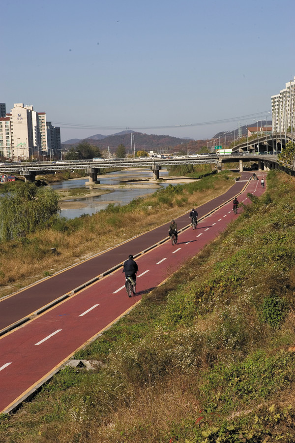 많은 사람들이 이용하는 자전거도로에서는 시속 20km 내외가 적당하다 