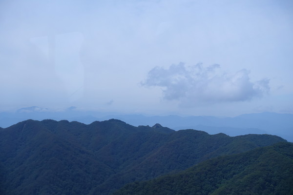 남쪽의 수리봉(1057m) 너머로 중부내륙 최고봉인 화악산(1468m.,오른쪽)과 응봉(1436m) 쌍봉이 구름 위로 솟아 있다 