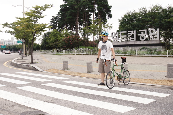 자전거는 도로에서 '차'로 취급된다. 횡단보도는 내려서 건너야 한다. 자전거에서 내릴 경우 자전거는 휴대품이 된다. 단, 횡단보도에 별도의 자전거길 표시가 있는 곳은 타고 건널 수 있다 