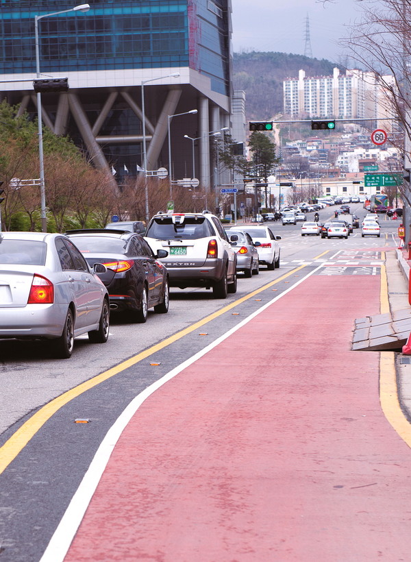시내도로는 가급적 삼가고 최대한 자전거도로를 이용한다(사진은 시내 도로변에 조성된 자전거도로)