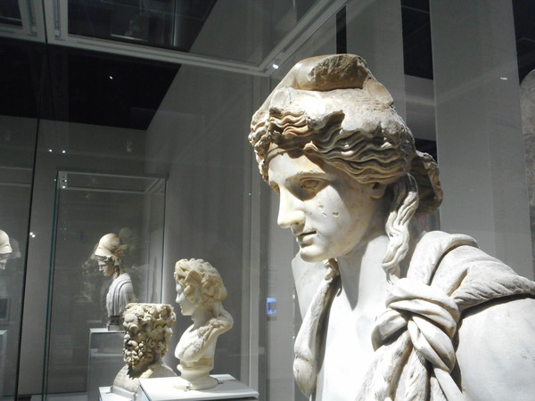 포도주와 축제의 신, 바쿠스(바커스) 흉상(맨앞)과 각종 조각상