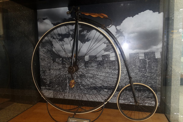 19세기말 자전거 보급을 이끈 명작, 하이휠 자전거. 속도를 높이기 위해 앞바퀴를 50인치(약 130cm)까지 키우고 무게를 줄이기 위해 속이 빈 림을 사용했다. 휠 강성을 유지하기 위한 교차식 스포크도 도입되었다. 사진은 1888년 독일에서 제작된 모델   