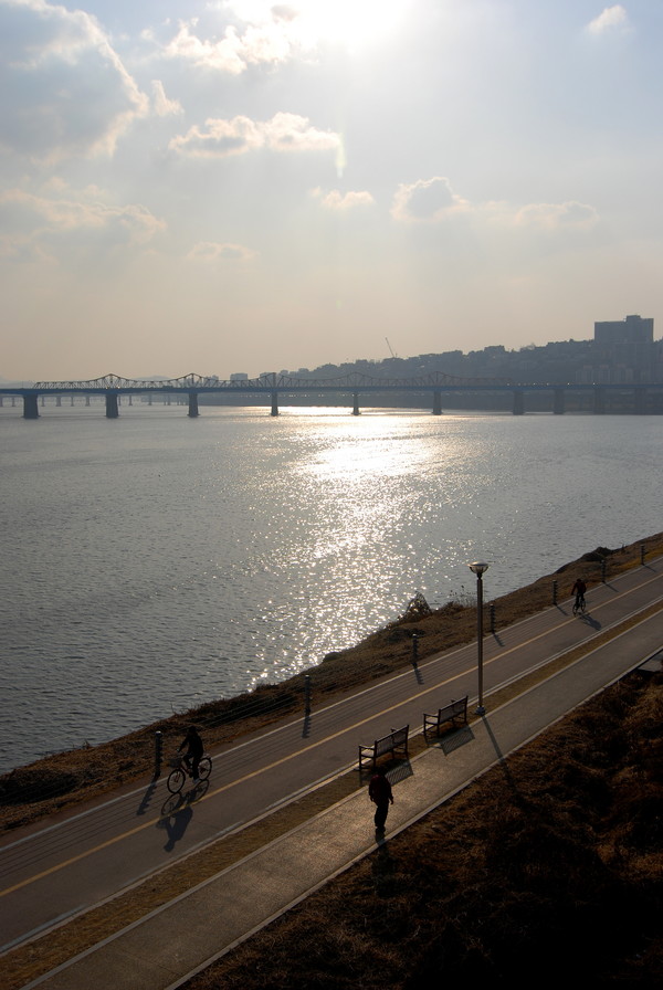 서울을 관통하는 한강 자전거도로. 길이와 시설, 풍경에서 세계적인 수준을 자랑한다 