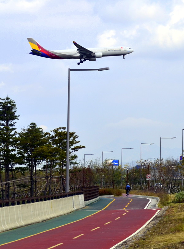 아라뱃길에서는 김포공항으로 이착륙하는 비행기를 가까이 볼 수 있다 