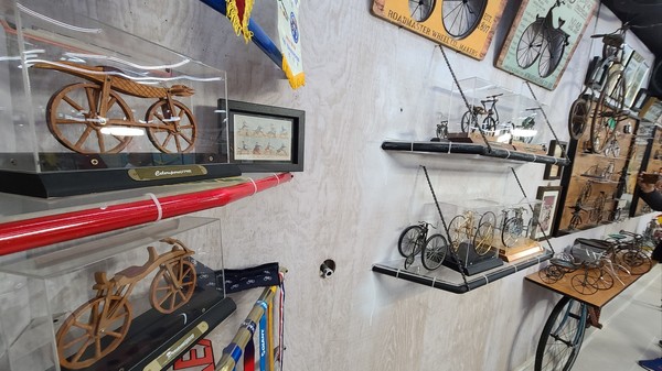 미니어처 모델은 시대순, 장르별로 배치했다. 최초의 자전거를 두고 다투는 프랑스의 셀레리페르(왼쪽 위)와 독일의 드라이지네(왼쪽 아래)가 맨 앞을 장식한다 