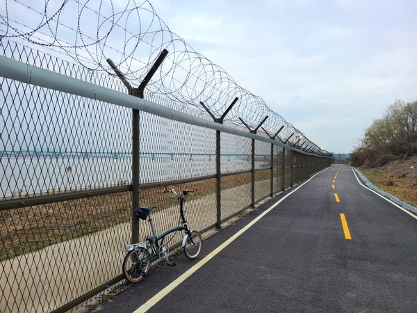 새로 조성된 자전거전용도로. 철책선 뒤로 일산대교가 보인다