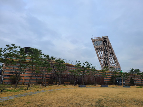 김포한강야생조류생태공원의 상징인 에코센터 전망대 